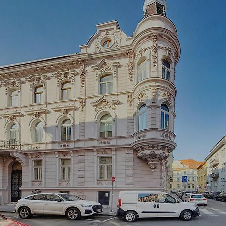 Beautiful Condo At The Old Town Братислава Экстерьер фото