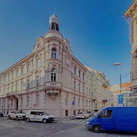 Beautiful Condo At The Old Town Братислава Экстерьер фото